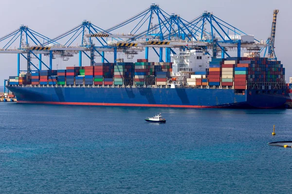 Un gran buque portacontenedores se carga en el puerto de carga de Malta . — Foto de Stock