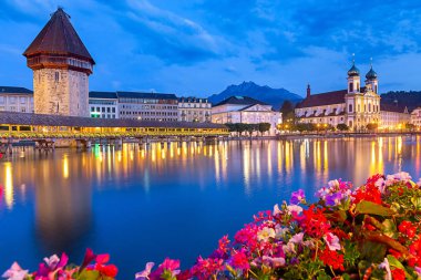 Luzern. Ünlü Şapel, gece ışığı şafakta Kapellbrucke Köprüsü.