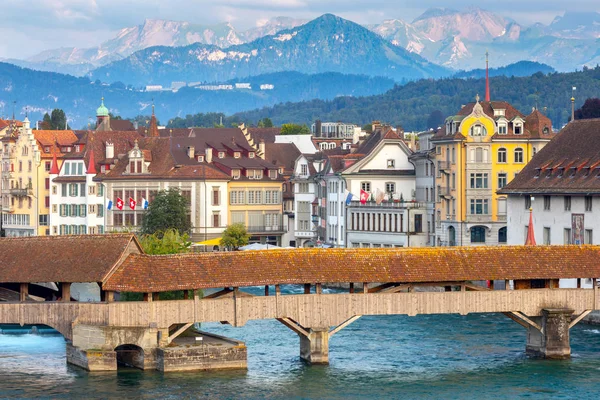 Luzern. die berühmte Kapelle, Kapellbrücke im Morgengrauen in nächtlicher Beleuchtung. — Stockfoto