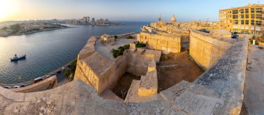 Malta. Sabahın erken saatlerinde şehrin ve körfezin panoramik manzarası.