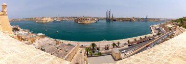 Malta. Sabahın erken saatlerinde şehrin ve körfezin panoramik manzarası.
