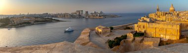 Malta. Sabahın erken saatlerinde şehrin ve körfezin panoramik manzarası.