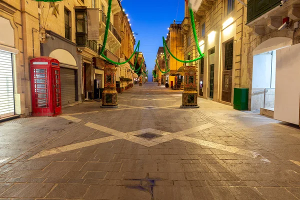 La calle principal de la ciudad de la República a la luz de las linternas al amanecer. La Valeta . — Foto de Stock