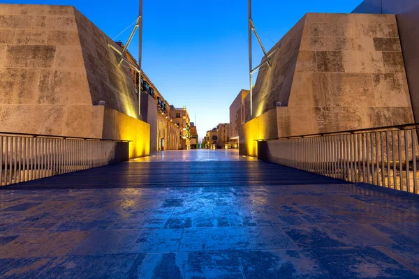 Valletta. Malta. City Gate och Republic Street i gryningen. — Stockfoto