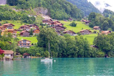 Ünlü Brienz Gölü üzerinde Iseltwald Isviçre Köyü.