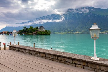 Ünlü Brienz Gölü üzerinde Iseltwald Isviçre Köyü.