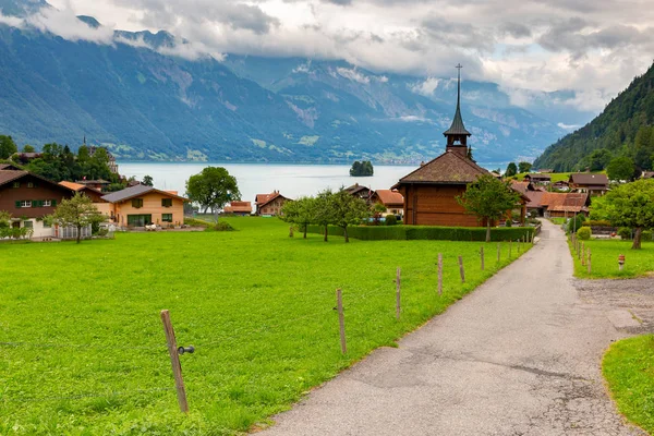 A aldeia suíça de Iseltwald no famoso lago Brienz . — Fotografia de Stock