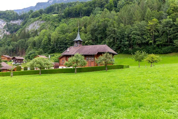 Het Zwitserse dorp Iseltwald aan de beroemde Brienzersee. — Stockfoto