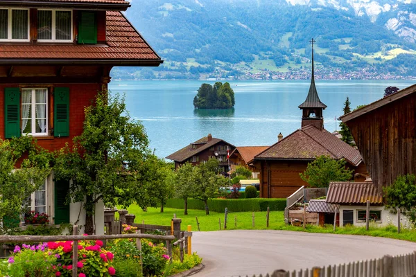 A svájci Iseltwald falu a híres Brienz-tó mellett. — Stock Fotó