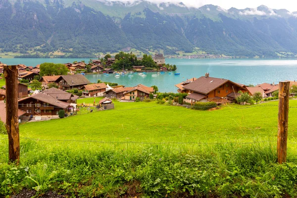 A svájci Iseltwald falu a híres Brienz-tó mellett. — Stock Fotó