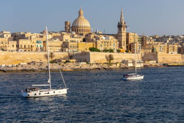 Valletta. Güneşli bir günde St Paul Katedrali Binası.
