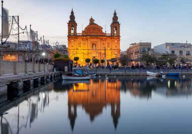Msida. Malta. Gece ışığında ünlü kilise Kilisesi.