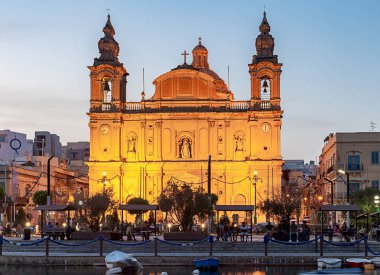 Msida. Malta. Gece ışığında ünlü kilise Kilisesi.