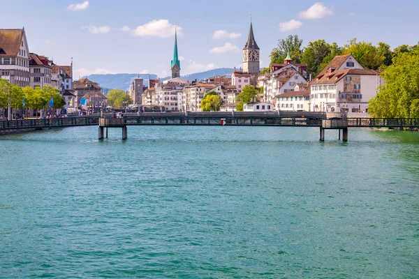 Zürich. Blick auf den Stadtdamm und die Fassaden alter Häuser. — Stockfoto