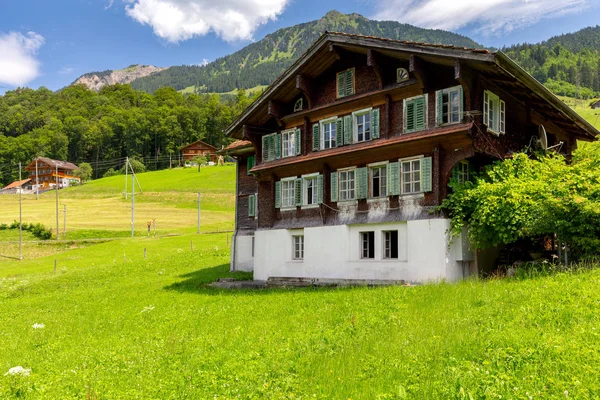 Lungern Oud middeleeuws dorp in de Zwitserse Alpen. — Stockfoto