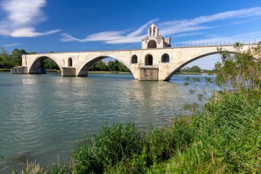 Avignon. St. Benezet Köprüsü Rhone Nehri üzerinde.