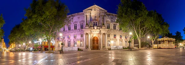 Aviñón. Panorama. Edificio del Ayuntamiento al amanecer . — Foto de Stock