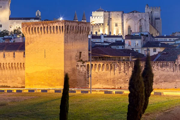 Avignon. La Provence. Vieux mur de forteresse en pierre autour de la ville . — Photo