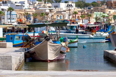 Marsaxlokk. Geleneksel tekneler eski limanda Luzzu.