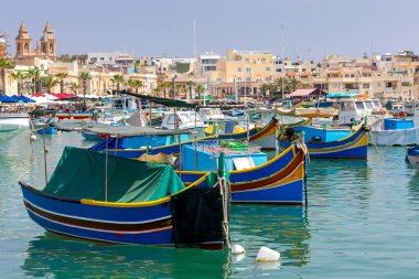 Marsaxlokk. Geleneksel tekneler eski limanda Luzzu.