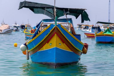 Marsaxlokk. Geleneksel tekneler eski limanda Luzzu.