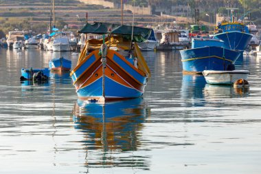 Marsaxlokk. Geleneksel tekneler eski limanda Luzzu.