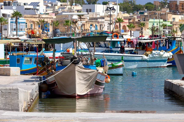 Marsaxlokk. 옛 항구에 있는 전통적 인 배인루 주호. — 스톡 사진