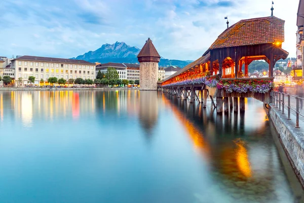 Luzern. De beroemde kapel, Kapellbrücke brug bij dageraad in nachtverlichting. — Stockfoto