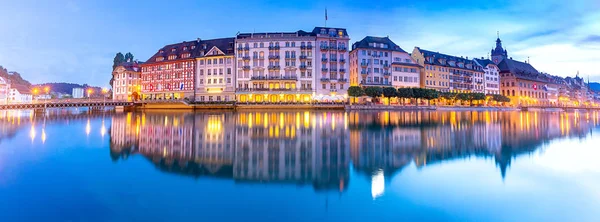 Luzern. Panoráma. Óvárosi töltés és középkori házak hajnalban. — Stock Fotó