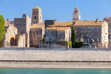 Arles. Gün batımında şehir seti ve eski evlerin cepheleri.