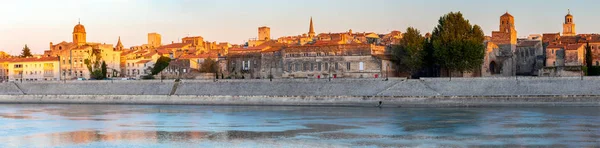 Arles. Panoramic view of the city promenade and the city at sunset. — Stock Photo, Image