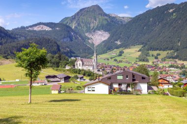 İsviçre Alplerinde eski bir ortaçağ köyü.