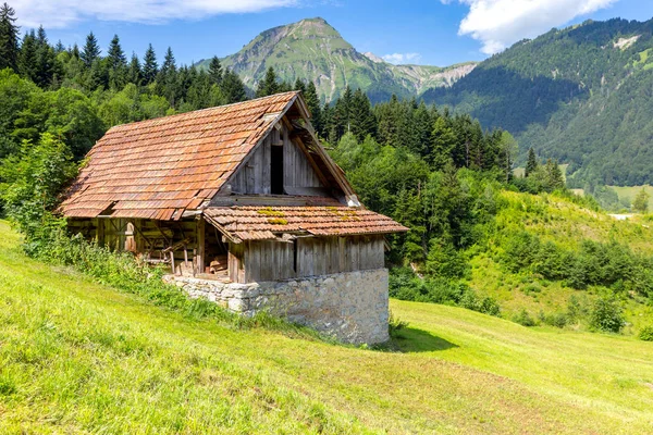 Lungern Gamla medeltida byn i schweiziska alperna. — Stockfoto