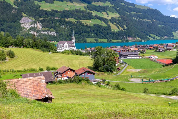 Lungern Oud middeleeuws dorp in de Zwitserse Alpen. — Stockfoto