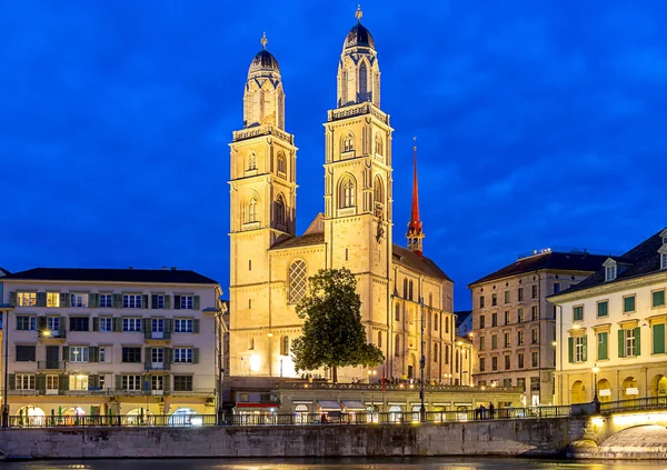Zürich. Kilátás a város töltés és a templom Grossmunster naplementekor. — Stock Fotó