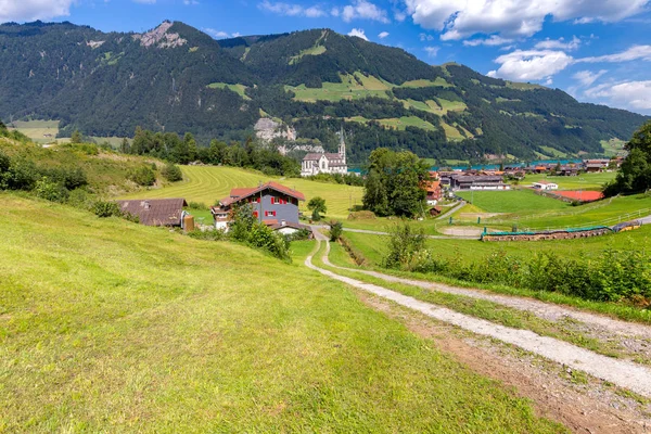 Lungern Oud middeleeuws dorp in de Zwitserse Alpen. — Stockfoto