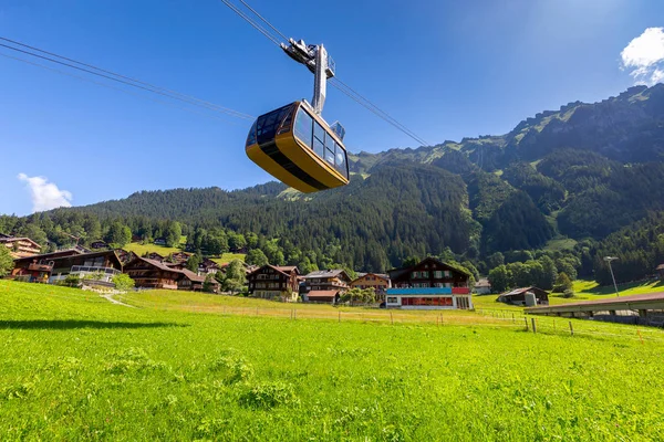 Kabelbaan tussen de top van de Manlichen berg en het dorp Wengen. Zwitserland. — Stockfoto