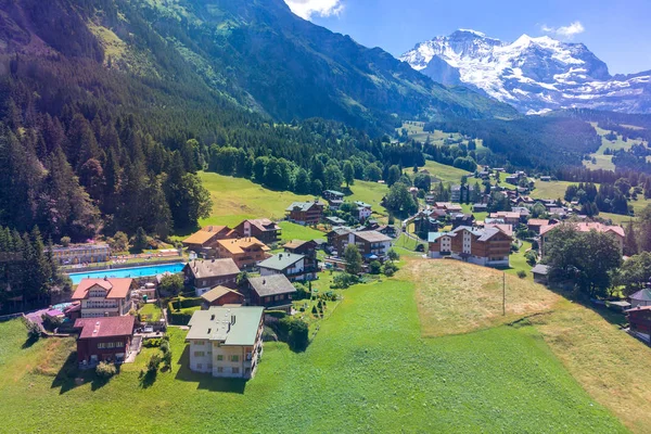 Uitzicht op de Zwitserse Alpen bij de stad Lauterbrunnen. Zwitserland. — Stockfoto