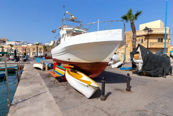 Marsaxlokk. Traditionele boten Luzzu in de oude haven. — Stockfoto