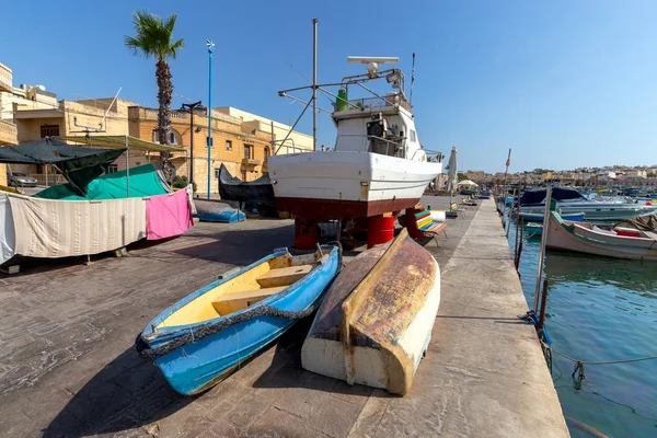 Marsaxlokk. 옛 항구에 있는 전통적 인 배인루 주호. — 스톡 사진