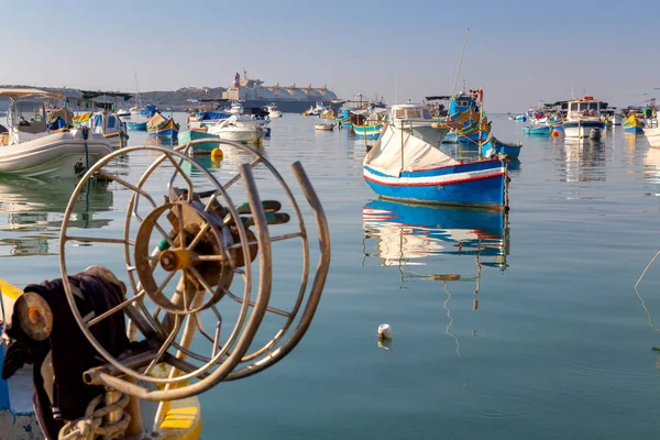 Marsaxlokk. Geleneksel tekneler eski limanda Luzzu. — Stok fotoğraf