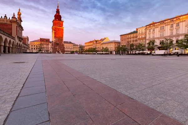 Krakow. St. Marys kyrka och torg i gryningen. — Stockfoto
