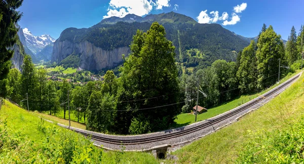 Blick auf die Schweizer Alpen bei Lauterbrunnen. Schweiz. — Stockfoto