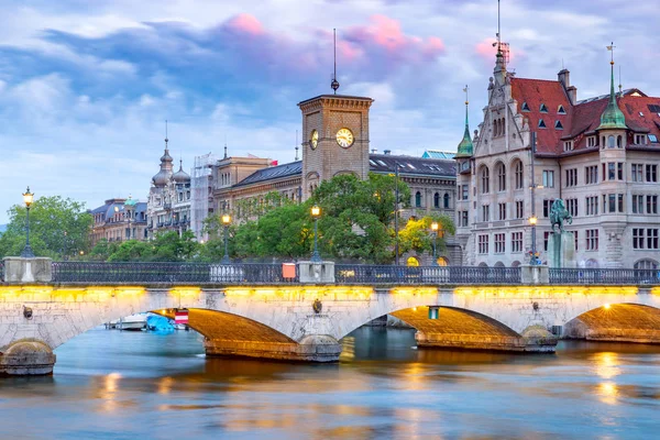 Curychu. Vyhlídkový pohled na město a nábřeží za úsvitu. — Stock fotografie