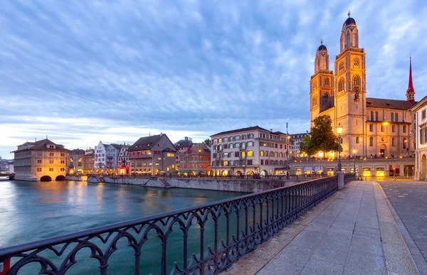 Zurique. Vista do dique da cidade e da igreja Grossmunster ao pôr do sol . — Fotografia de Stock