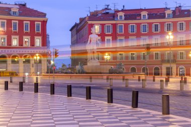 Güzel. Gece aydınlatmamassena Meydanı görünümü.