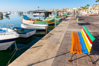 Marsaxlokk. Geleneksel tekneler eski limanda Luzzu.