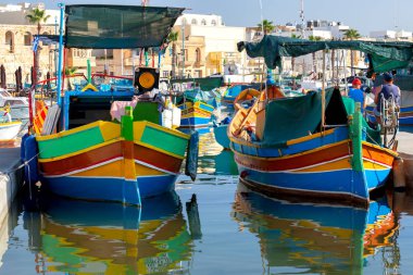 Marsaxlokk. Geleneksel tekneler eski limanda Luzzu.
