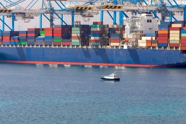 Un gran buque portacontenedores se carga en el puerto de carga de Malta . — Foto de Stock