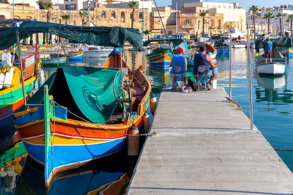 Marsaxlokk. 옛 항구에 있는 전통적 인 배인루 주호. — 스톡 사진